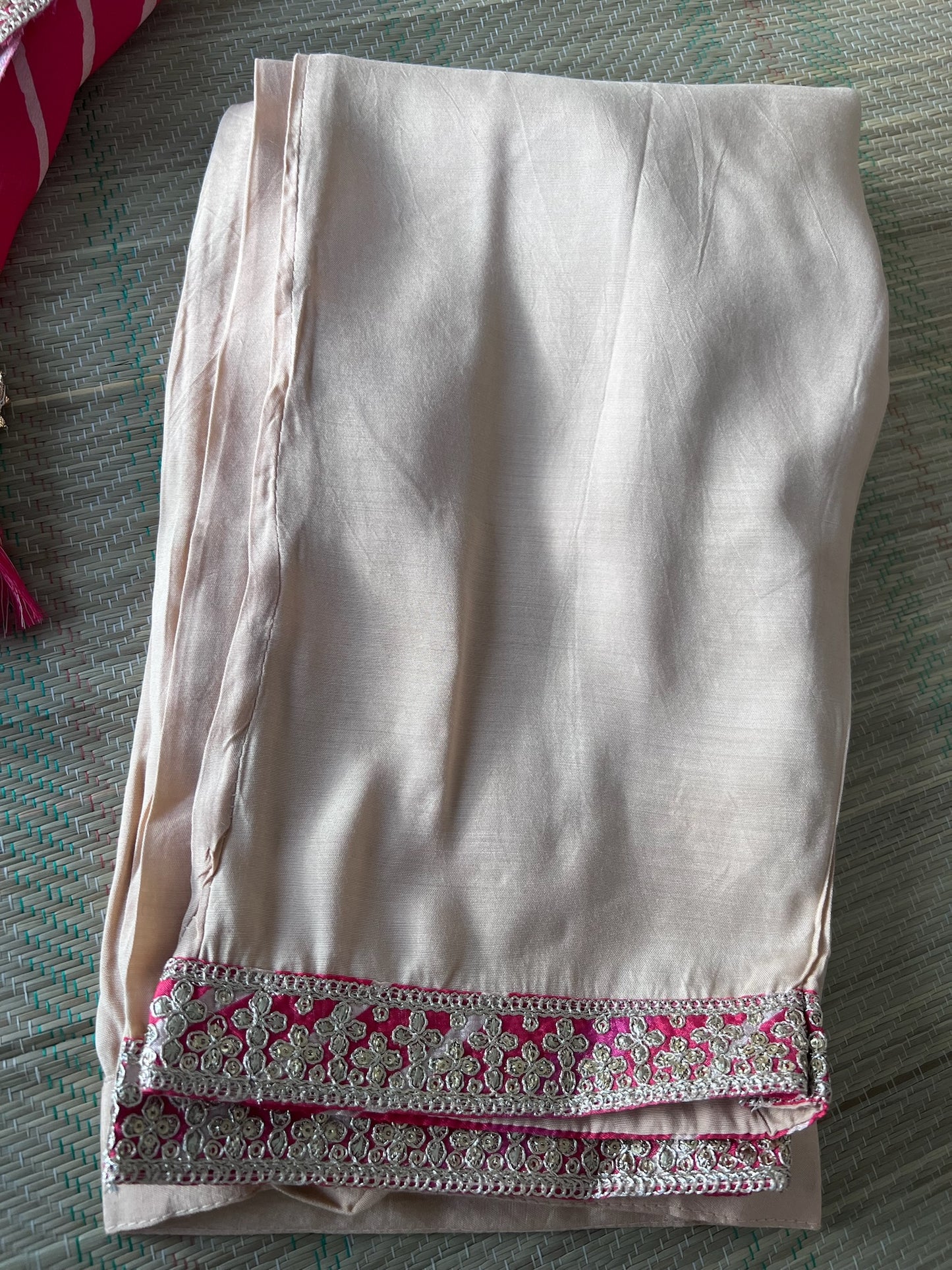 Off-White Georgette 3-Piece Suit with Bright Pink Leheriya Dupatta – Elegant & Vibrant Festive Wear