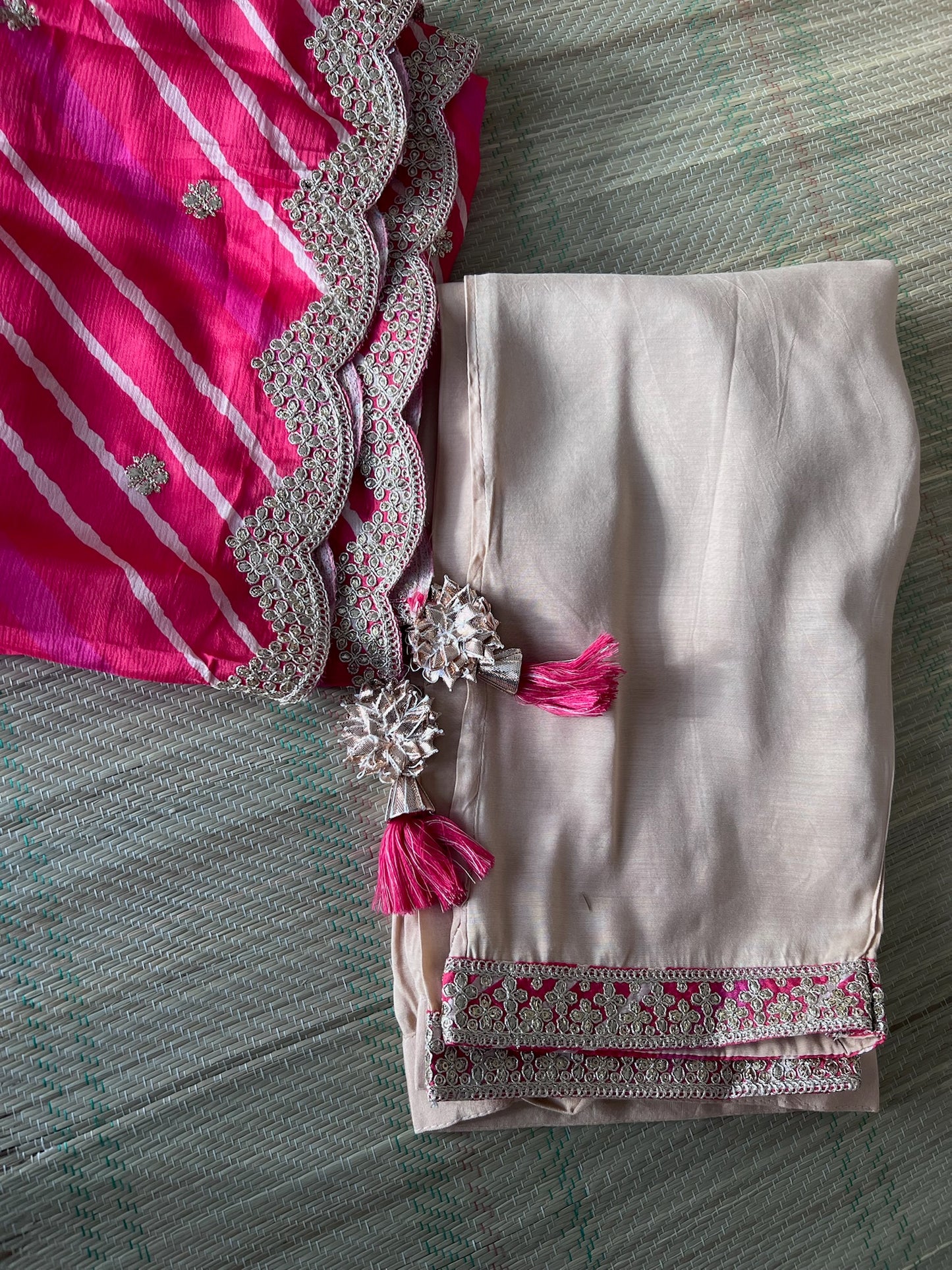 Off-White Georgette 3-Piece Suit with Bright Pink Leheriya Dupatta – Elegant & Vibrant Festive Wear