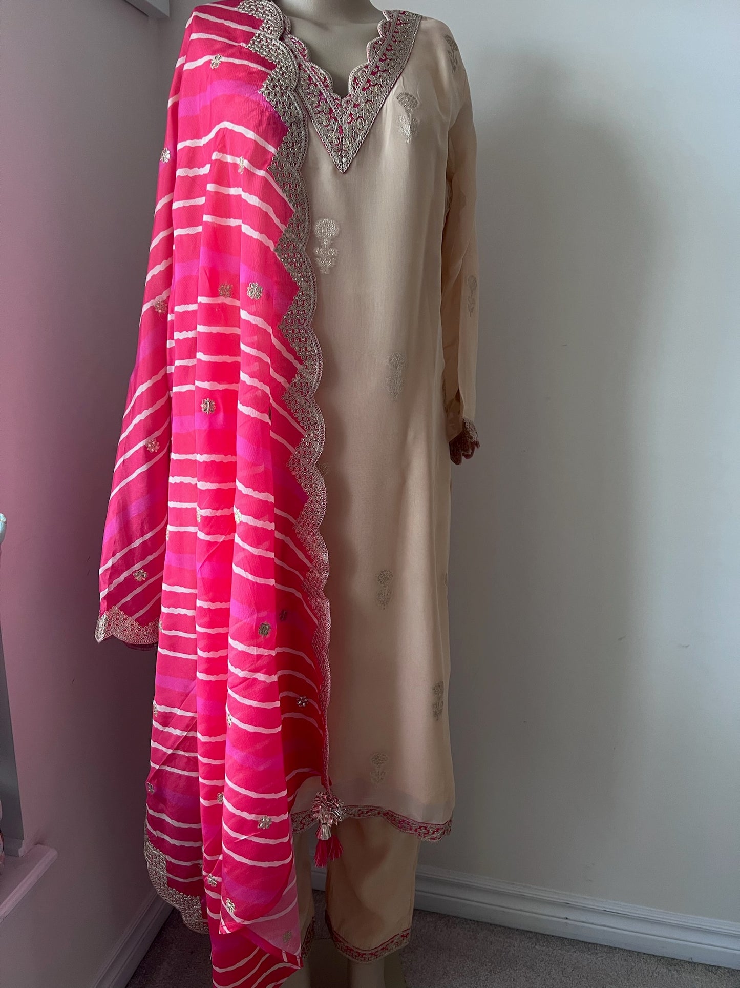 Off-White Georgette 3-Piece Suit with Bright Pink Leheriya Dupatta – Elegant & Vibrant Festive Wear