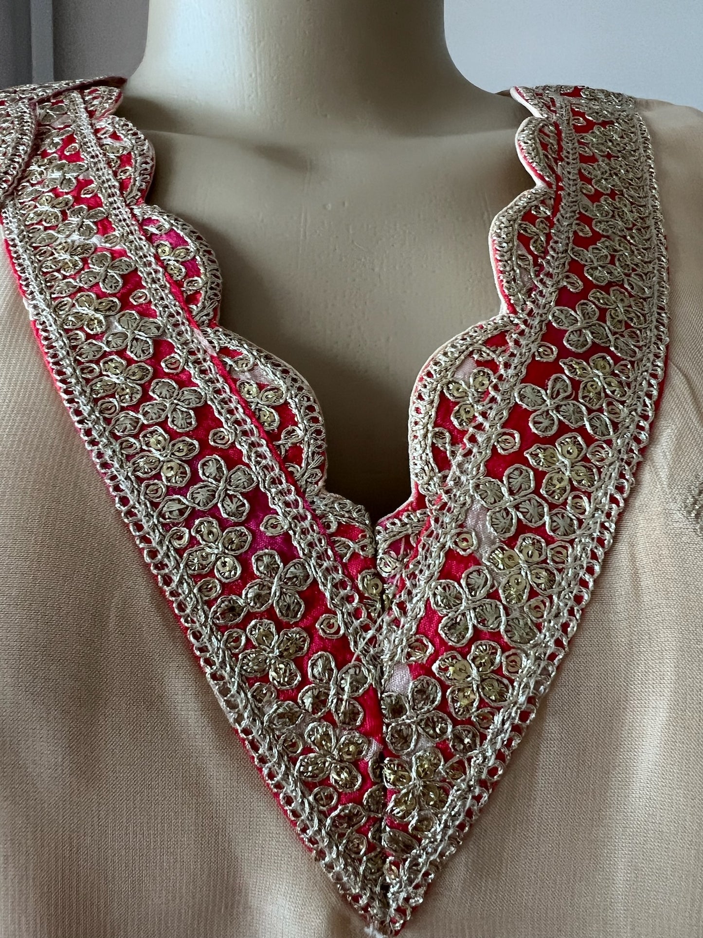 Off-White Georgette 3-Piece Suit with Bright Pink Leheriya Dupatta – Elegant & Vibrant Festive Wear