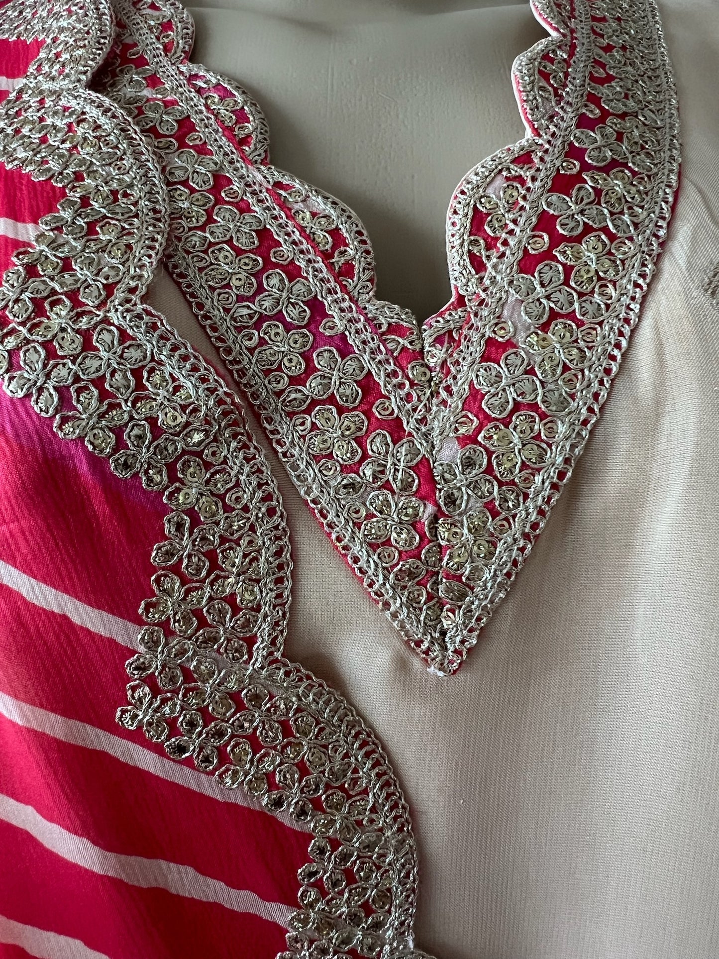 Off-White Georgette 3-Piece Suit with Bright Pink Leheriya Dupatta – Elegant & Vibrant Festive Wear