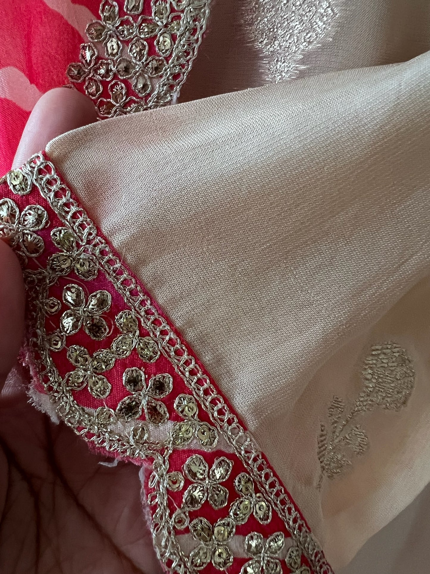 Off-White Georgette 3-Piece Suit with Bright Pink Leheriya Dupatta – Elegant & Vibrant Festive Wear