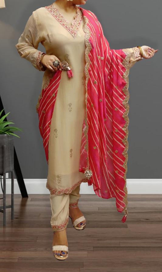 Off-White Georgette 3-Piece Suit with Bright Pink Leheriya Dupatta – Elegant & Vibrant Festive Wear